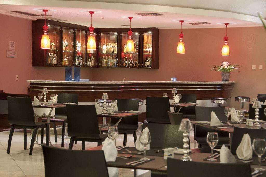 Comfort Suites Vitória Restoran fotoğraf